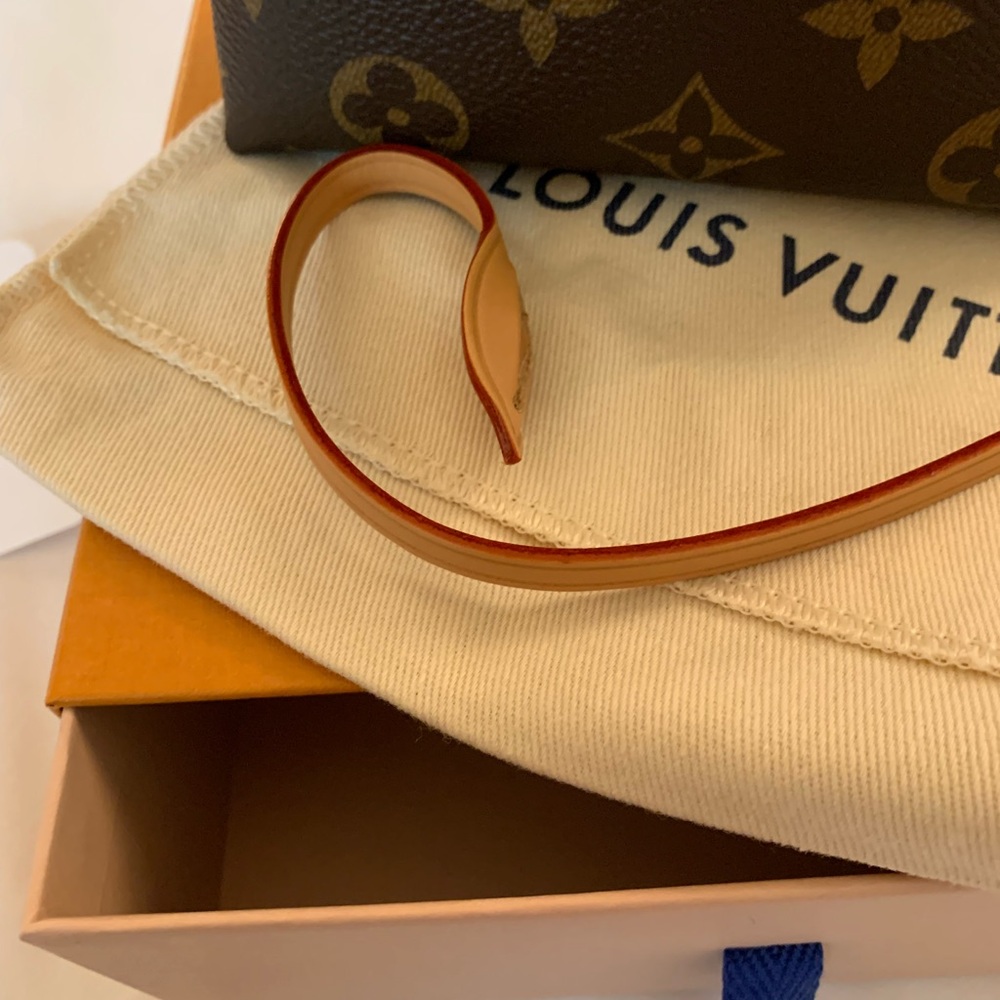 Authentic Louis   Vuitton cosmetic case with side  handler / LV box, brand new - Picture 3 of 12
